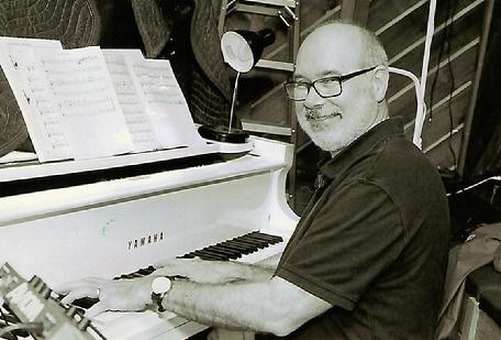Pianist Larry Harris at the "Watch Our Cubs Go All the Way" session  